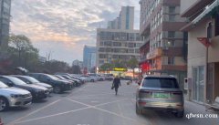 便宜底樓商鋪出售，大路邊，可餐飲，好停車(chē)，兩層